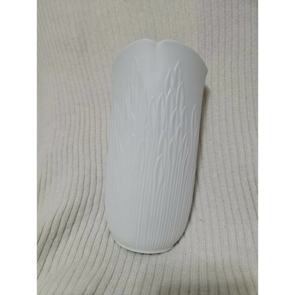 Vintage White Bisque Ceramic Vase AK Kaiser West Germany - Grass/Leaf Pattern - Picture 1 of 5